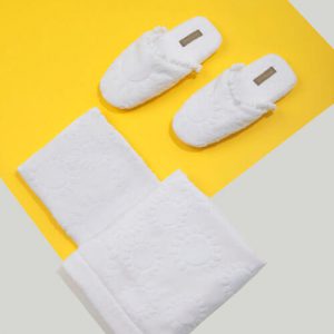set biancheria da casa con asciugamano e ciabatte in spugna